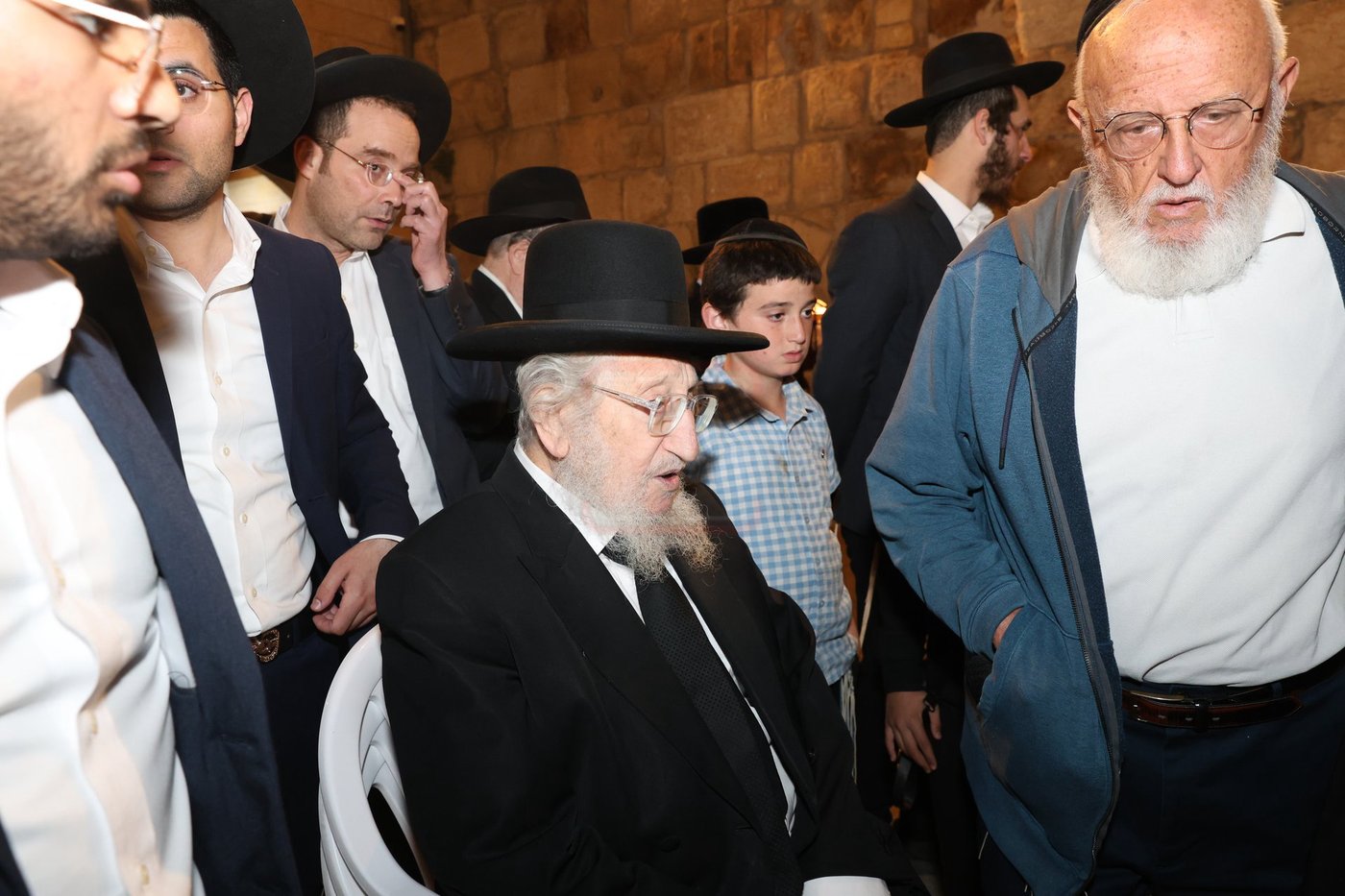 אדמורי"ם ורבנים בכותל - אסרו חג שבועות