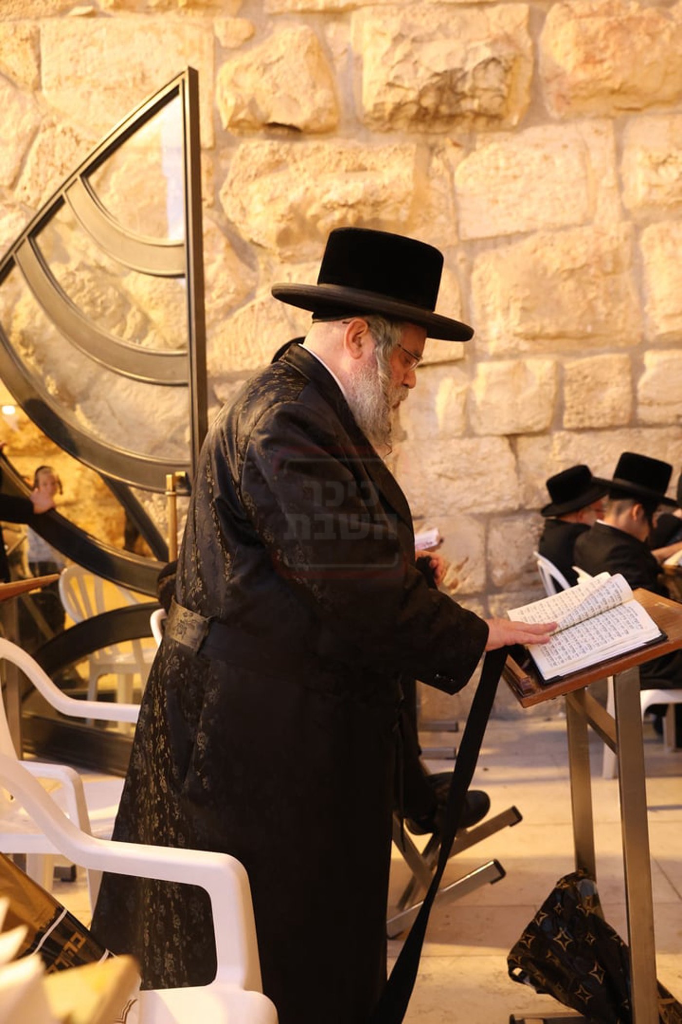 אדמורי"ם ורבנים בכותל - אסרו חג שבועות