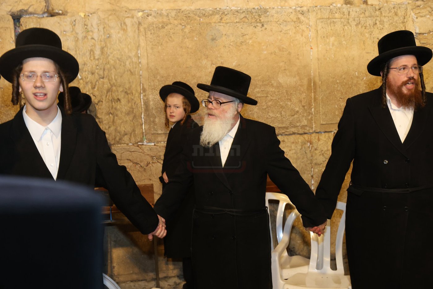 אדמורי"ם ורבנים בכותל - אסרו חג שבועות