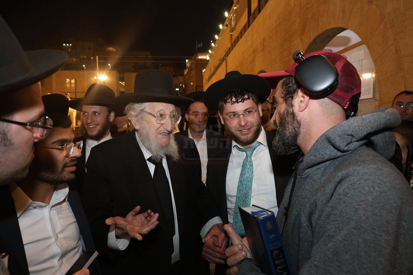 אדמורי"ם ורבנים בכותל - אסרו חג שבועות