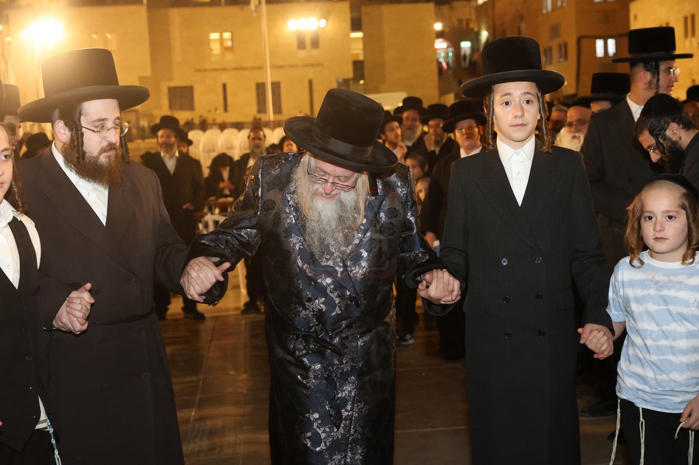 אדמורי"ם ורבנים בכותל - אסרו חג שבועות