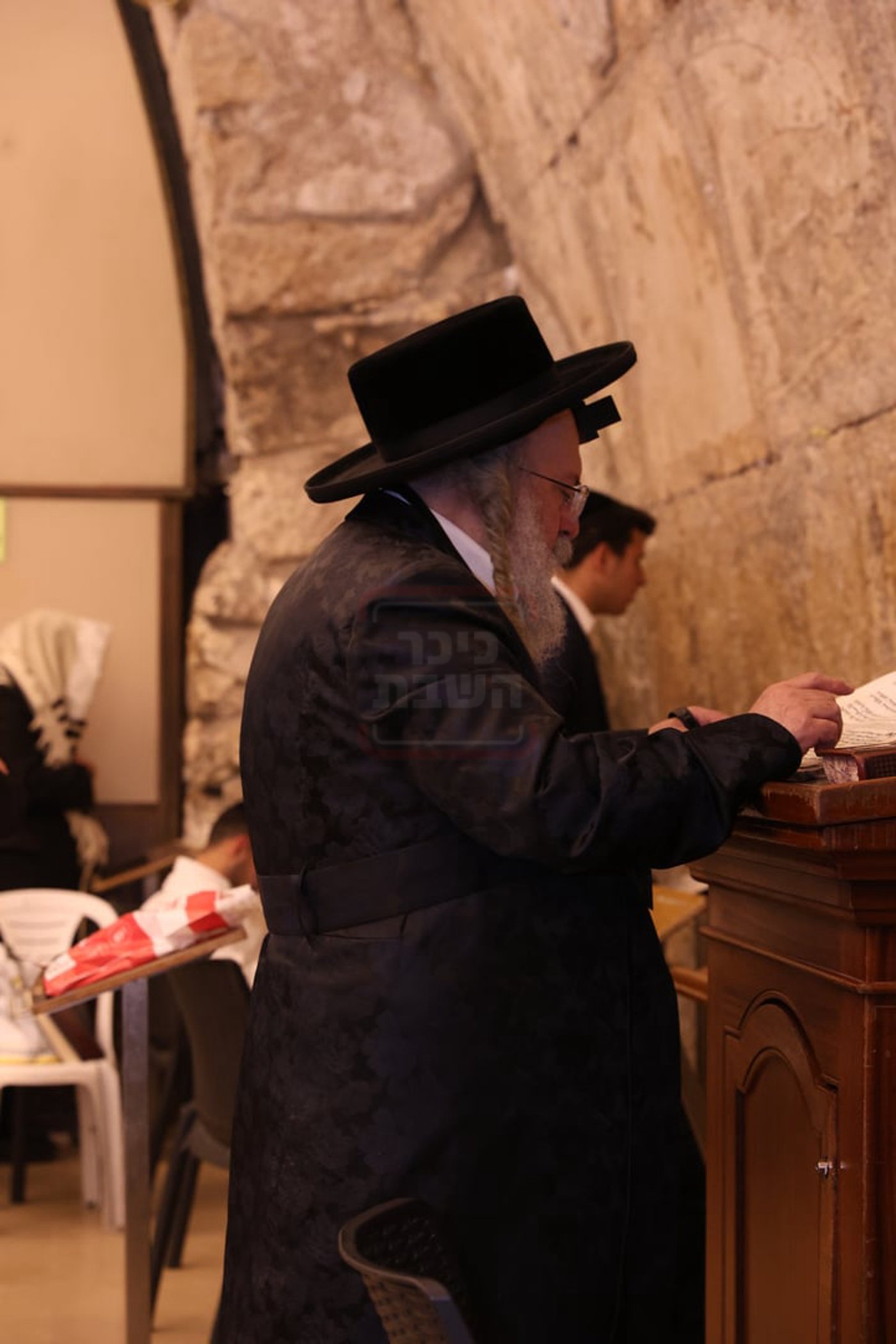אדמורי"ם ורבנים בכותל - אסרו חג שבועות
