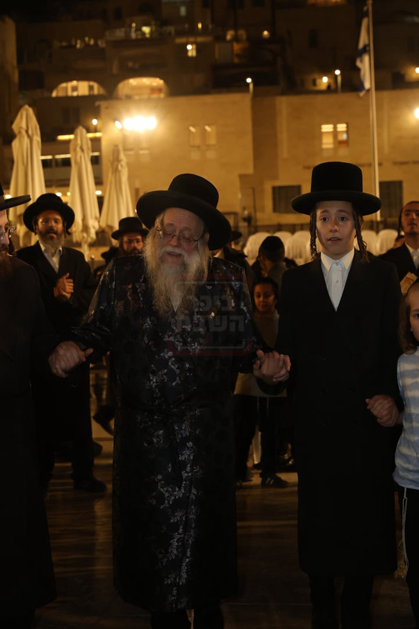 אדמורי"ם ורבנים בכותל - אסרו חג שבועות