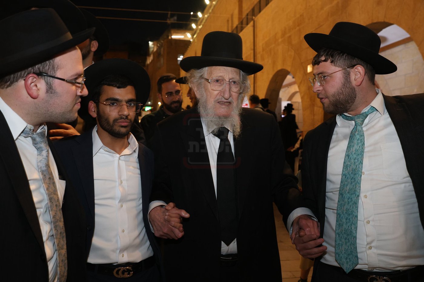 אדמורי"ם ורבנים בכותל - אסרו חג שבועות