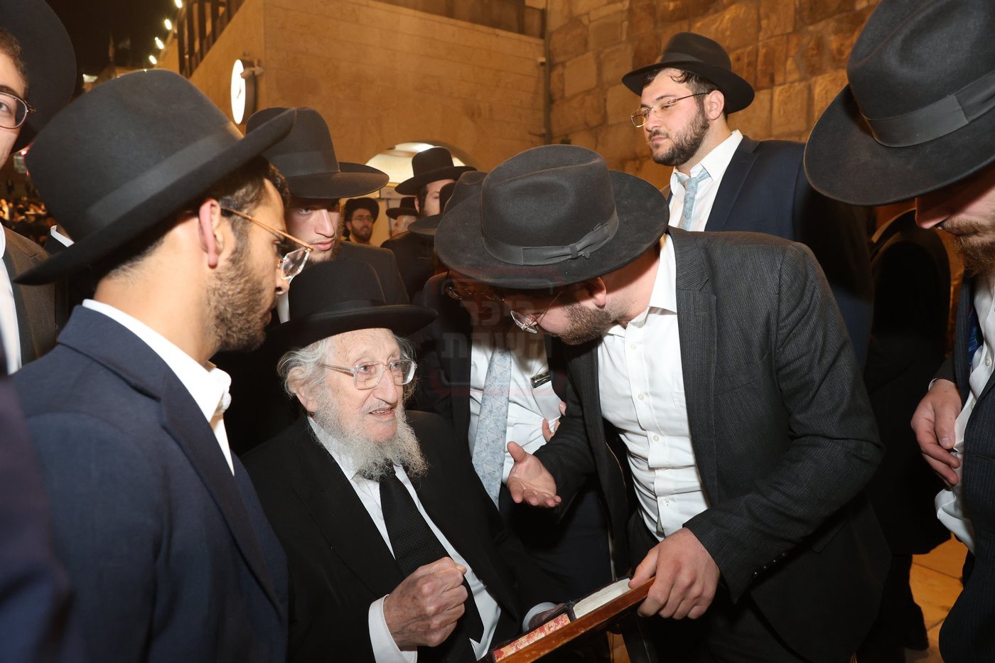 אדמורי"ם ורבנים בכותל - אסרו חג שבועות