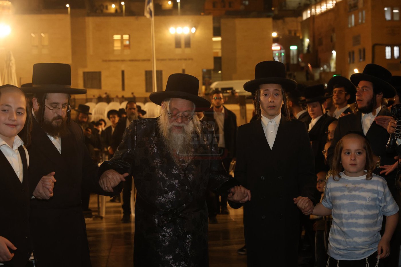 אדמורי"ם ורבנים בכותל - אסרו חג שבועות
