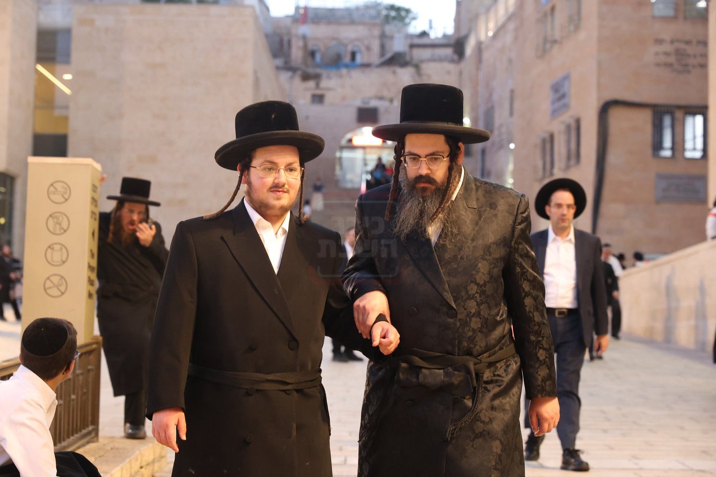 אדמורי"ם ורבנים בכותל - אסרו חג שבועות