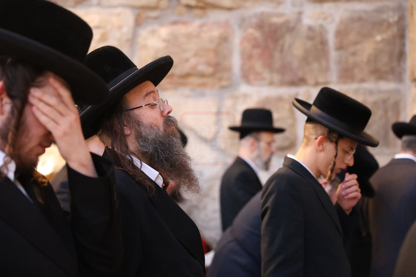 אדמורי"ם ורבנים בכותל - אסרו חג שבועות