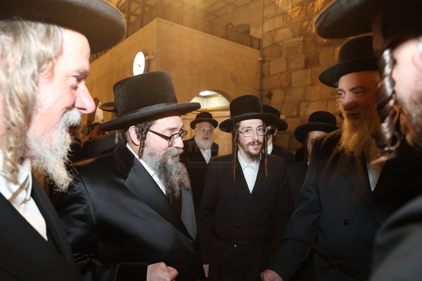 אדמורי"ם ורבנים בכותל - אסרו חג שבועות