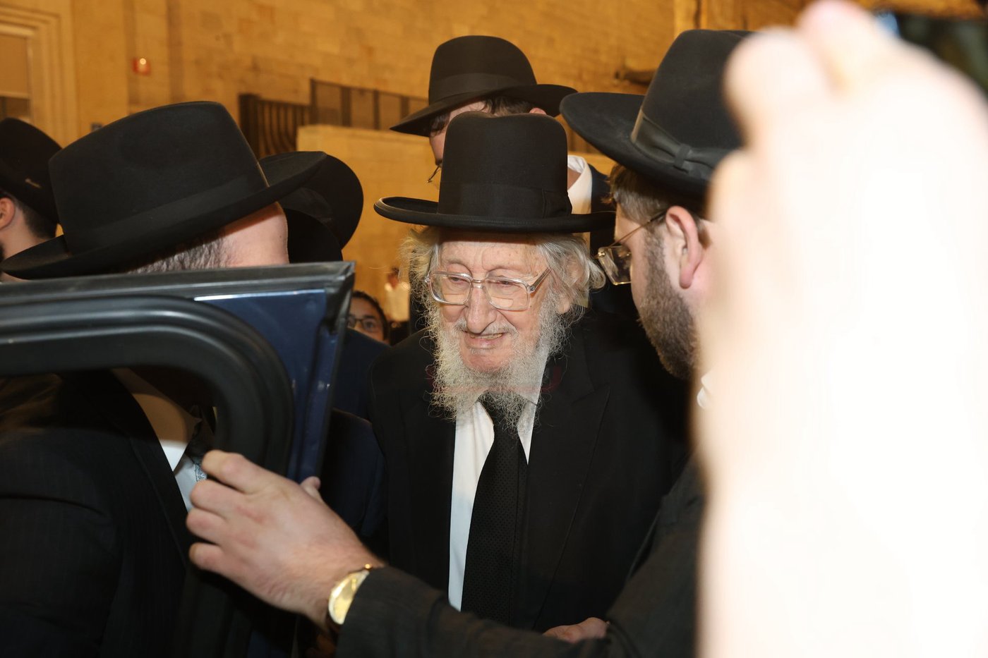 אדמורי"ם ורבנים בכותל - אסרו חג שבועות