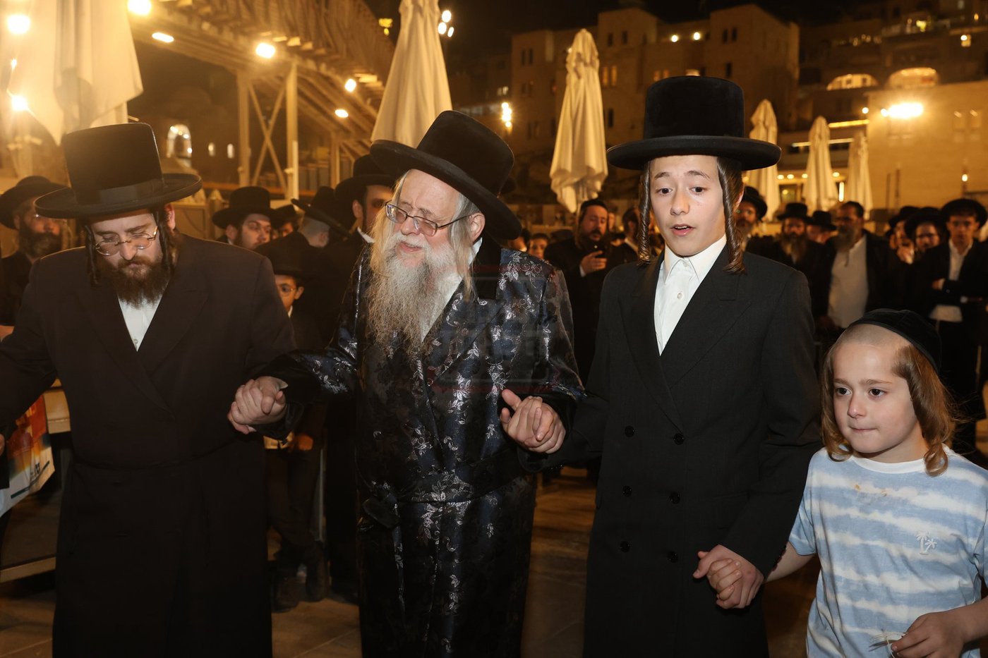 אדמורי"ם ורבנים בכותל - אסרו חג שבועות