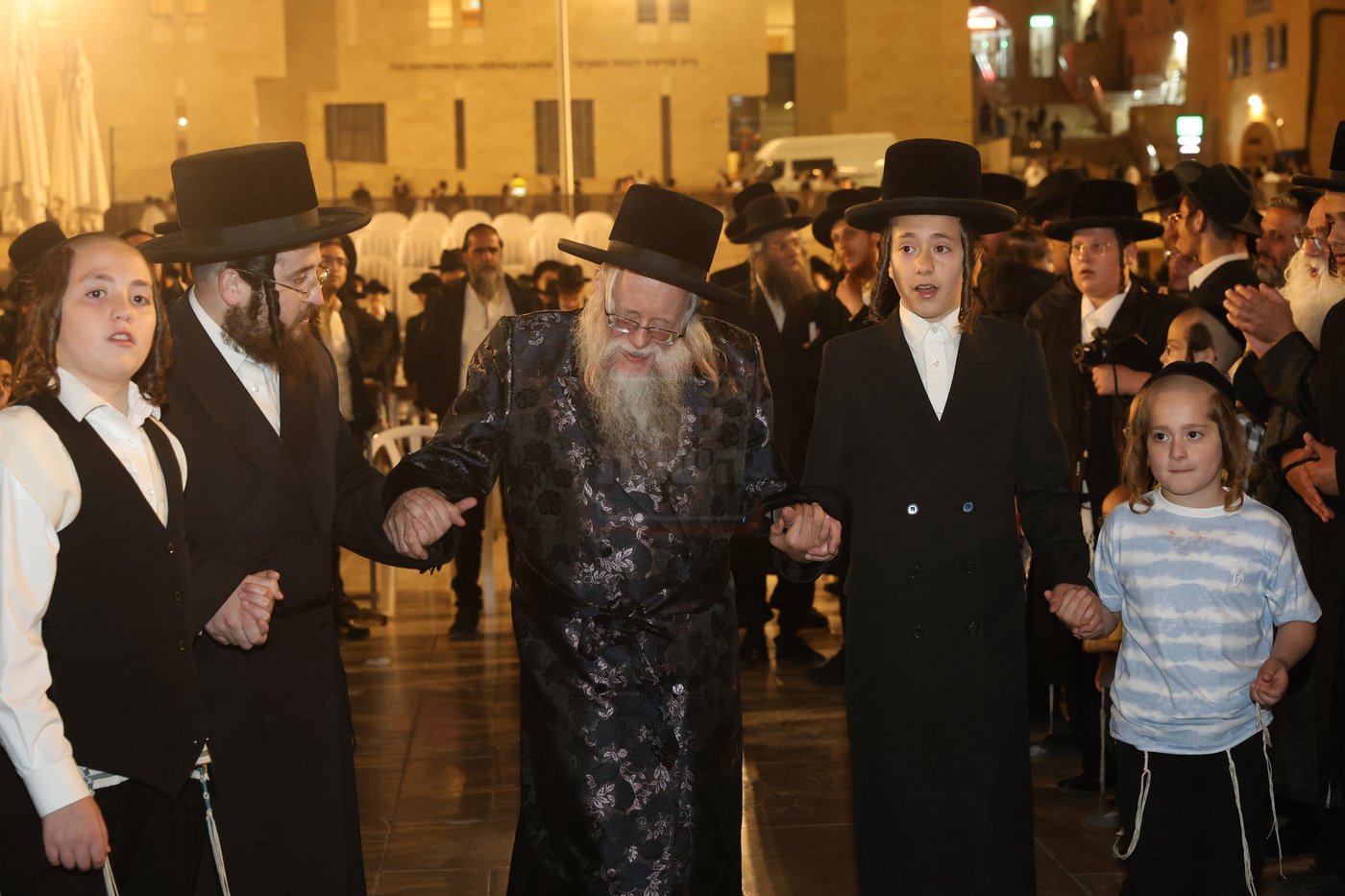 אדמורי"ם ורבנים בכותל - אסרו חג שבועות