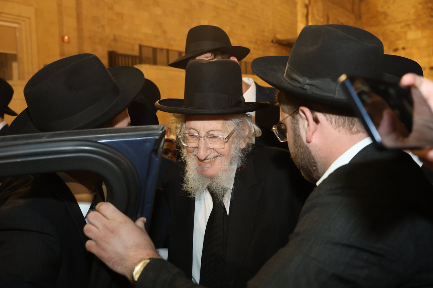 אדמורי"ם ורבנים בכותל - אסרו חג שבועות