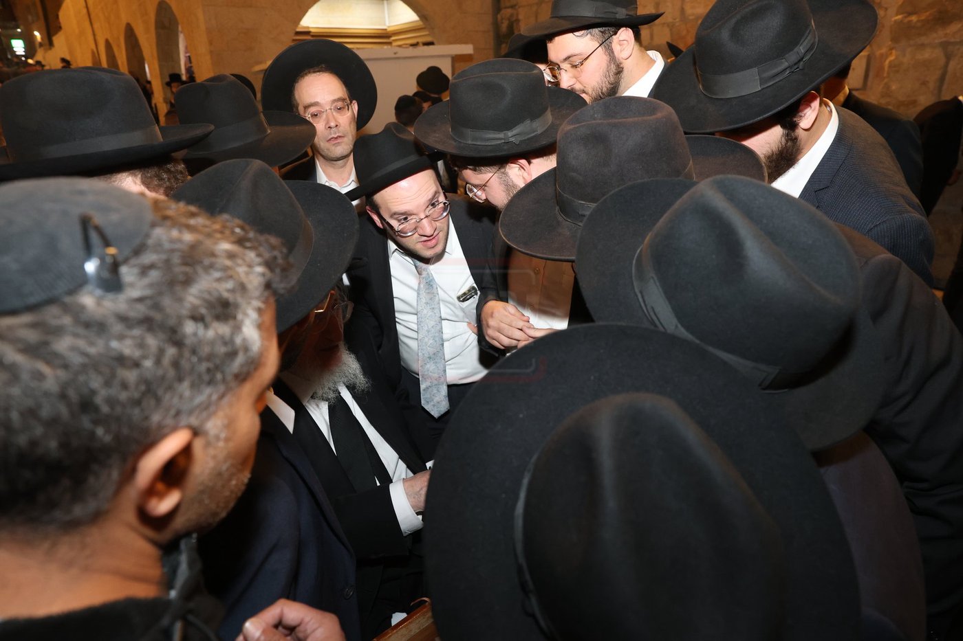 אדמורי"ם ורבנים בכותל - אסרו חג שבועות