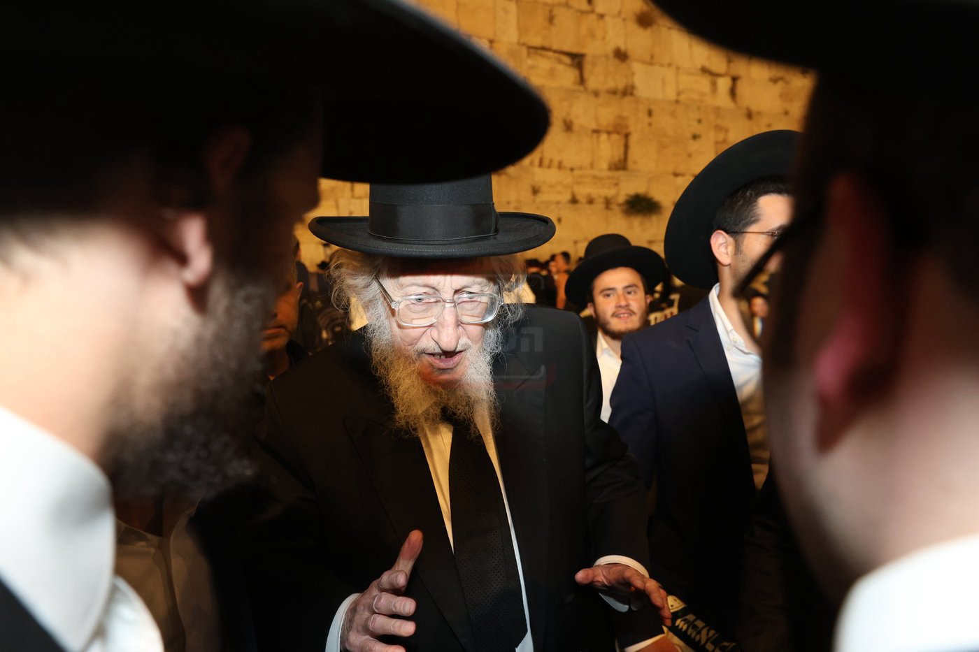 אדמורי"ם ורבנים בכותל - אסרו חג שבועות
