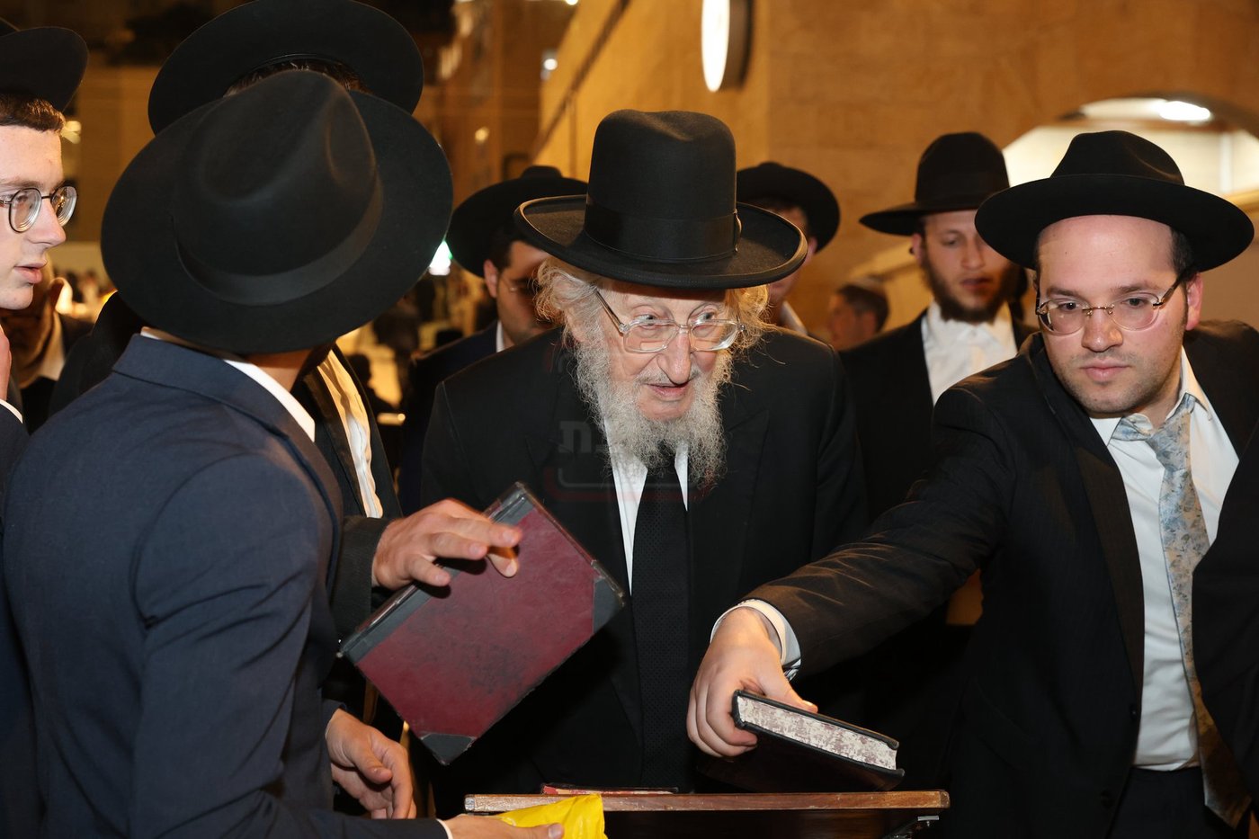 אדמורי"ם ורבנים בכותל - אסרו חג שבועות