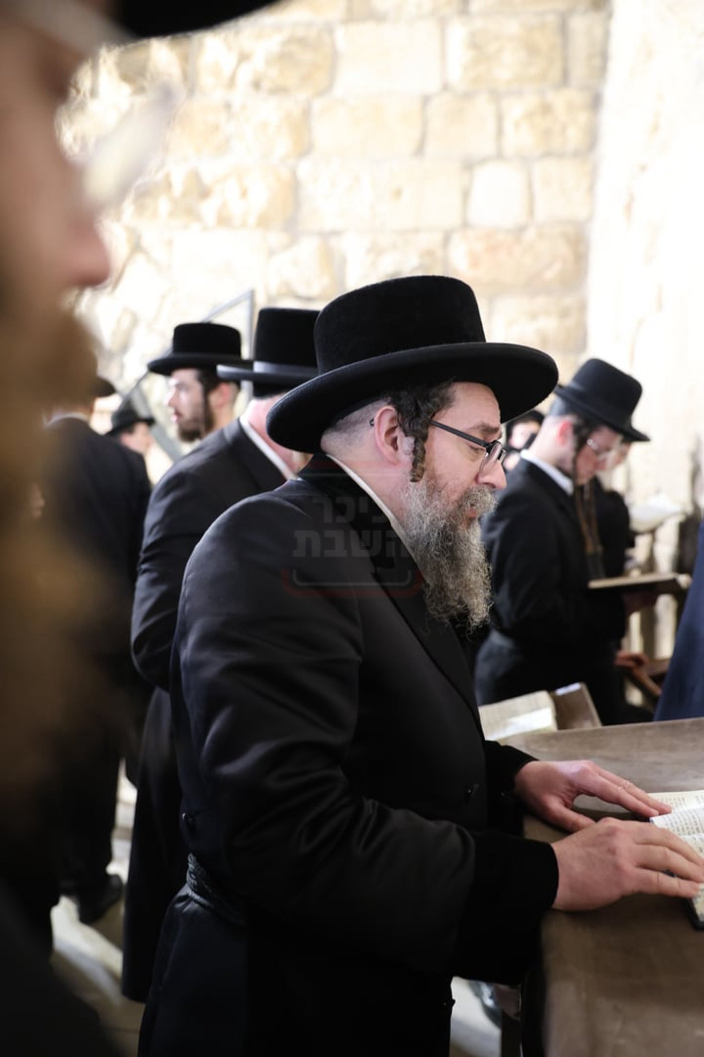 אדמורי"ם ורבנים בכותל - אסרו חג שבועות
