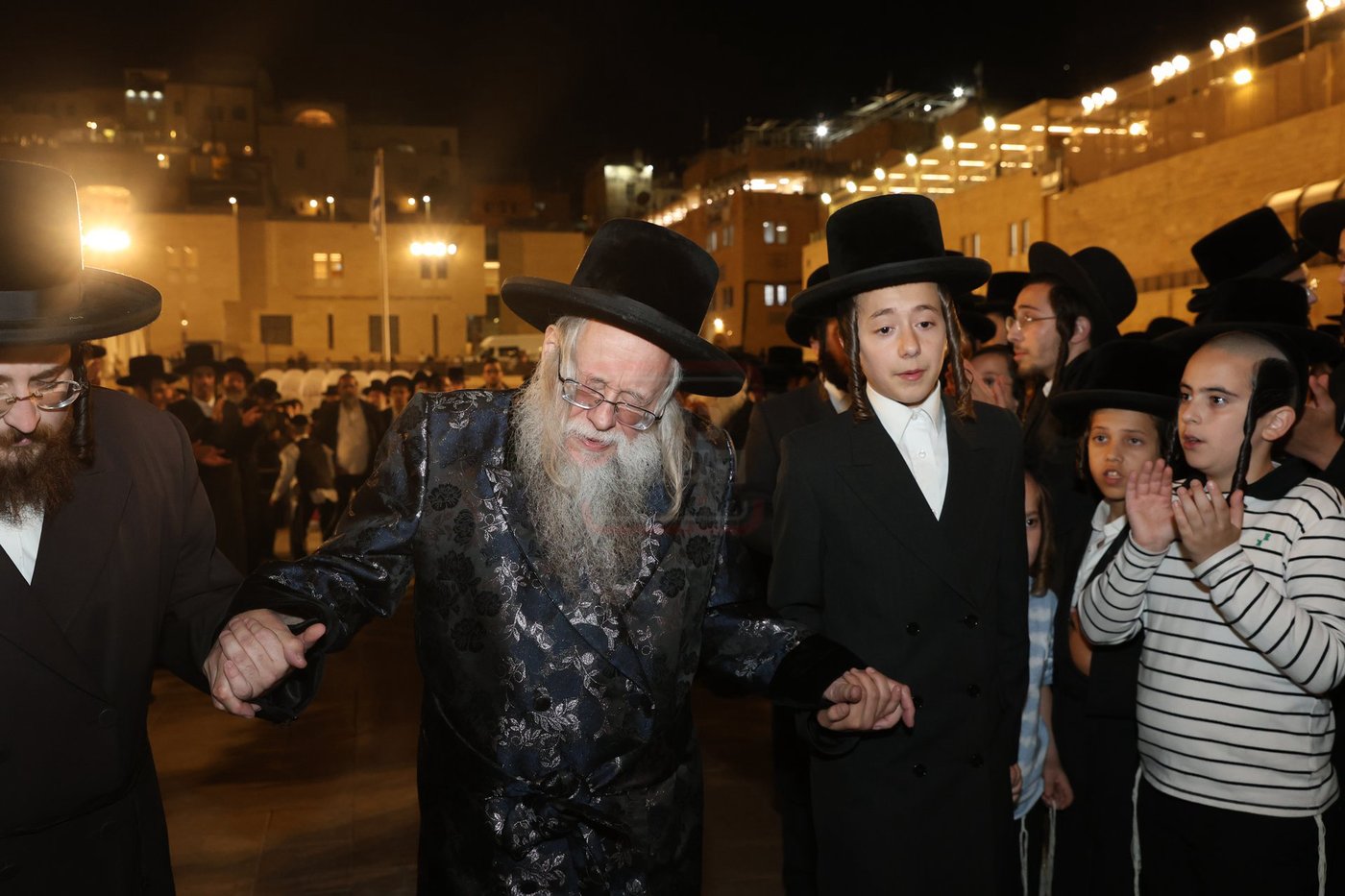 אדמורי"ם ורבנים בכותל - אסרו חג שבועות