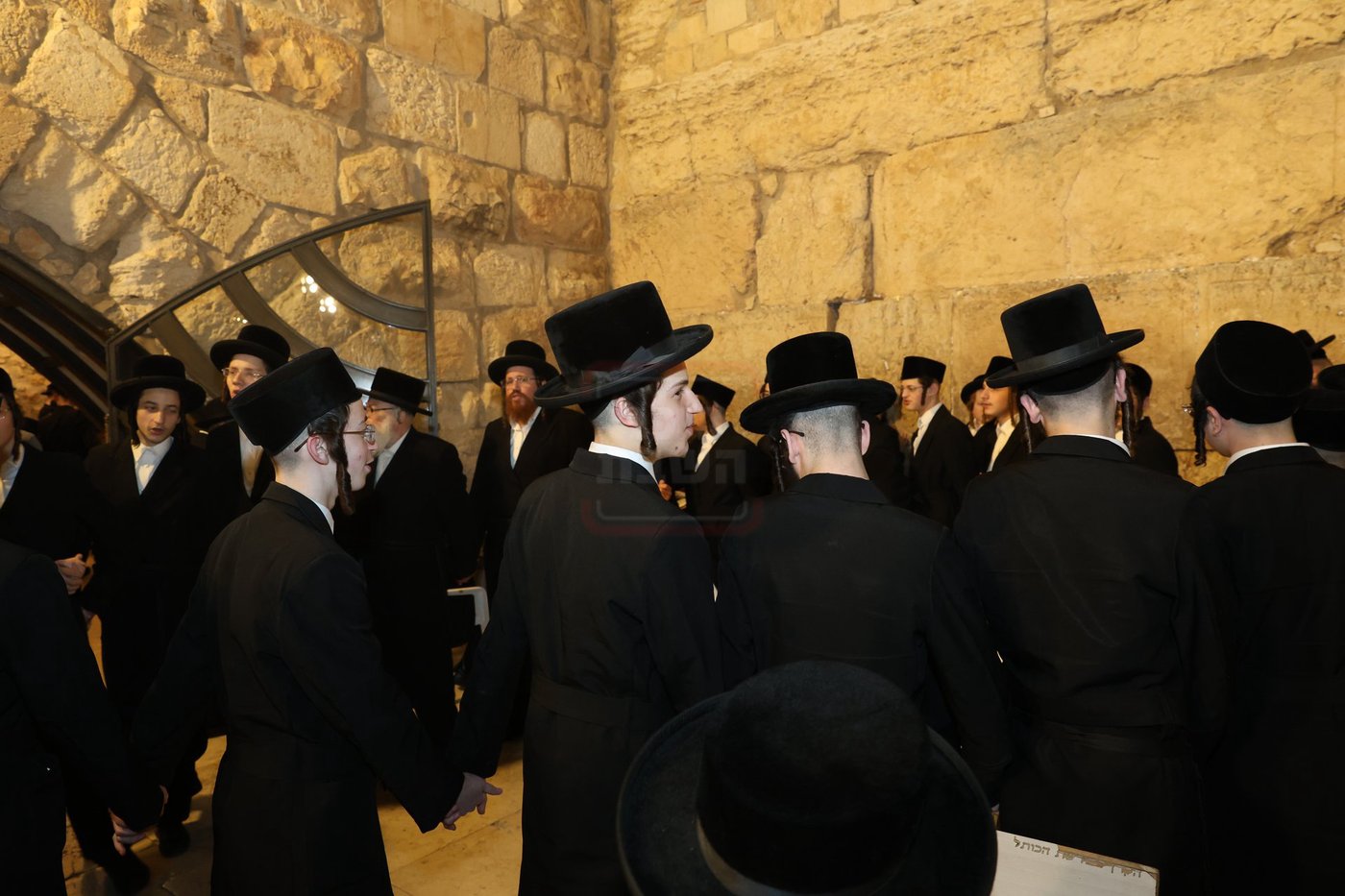 אדמורי"ם ורבנים בכותל - אסרו חג שבועות