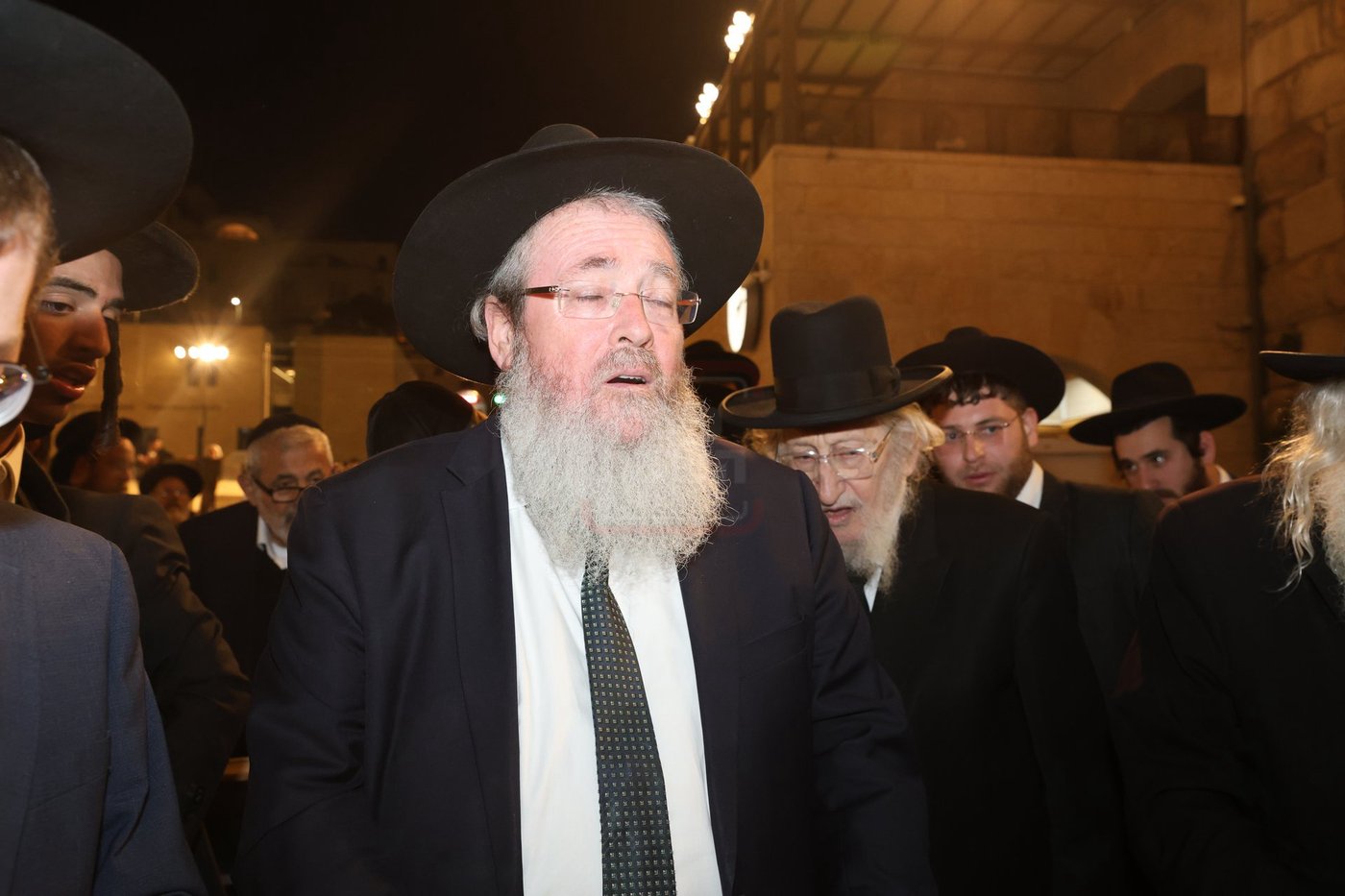 אדמורי"ם ורבנים בכותל - אסרו חג שבועות
