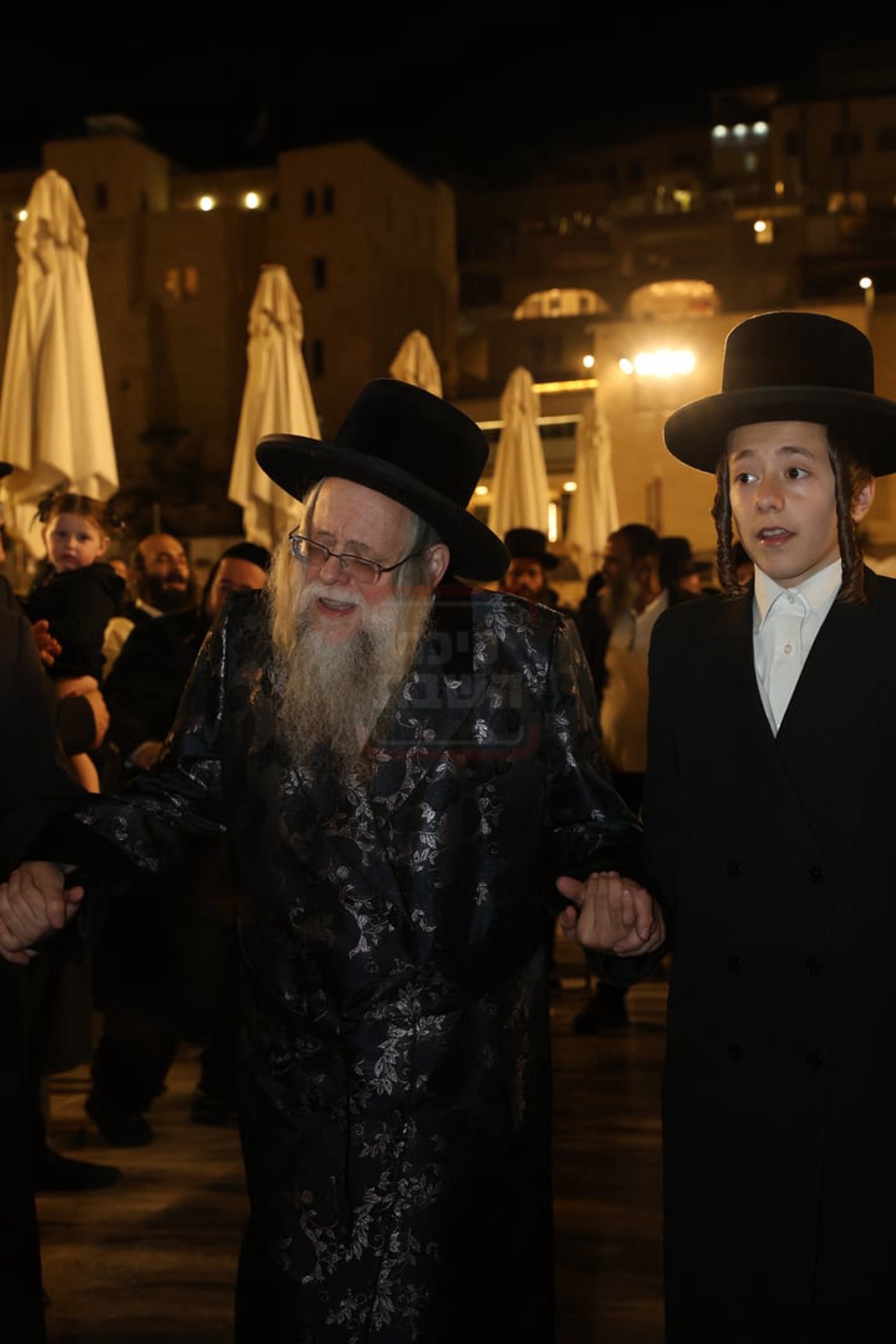 אדמורי"ם ורבנים בכותל - אסרו חג שבועות