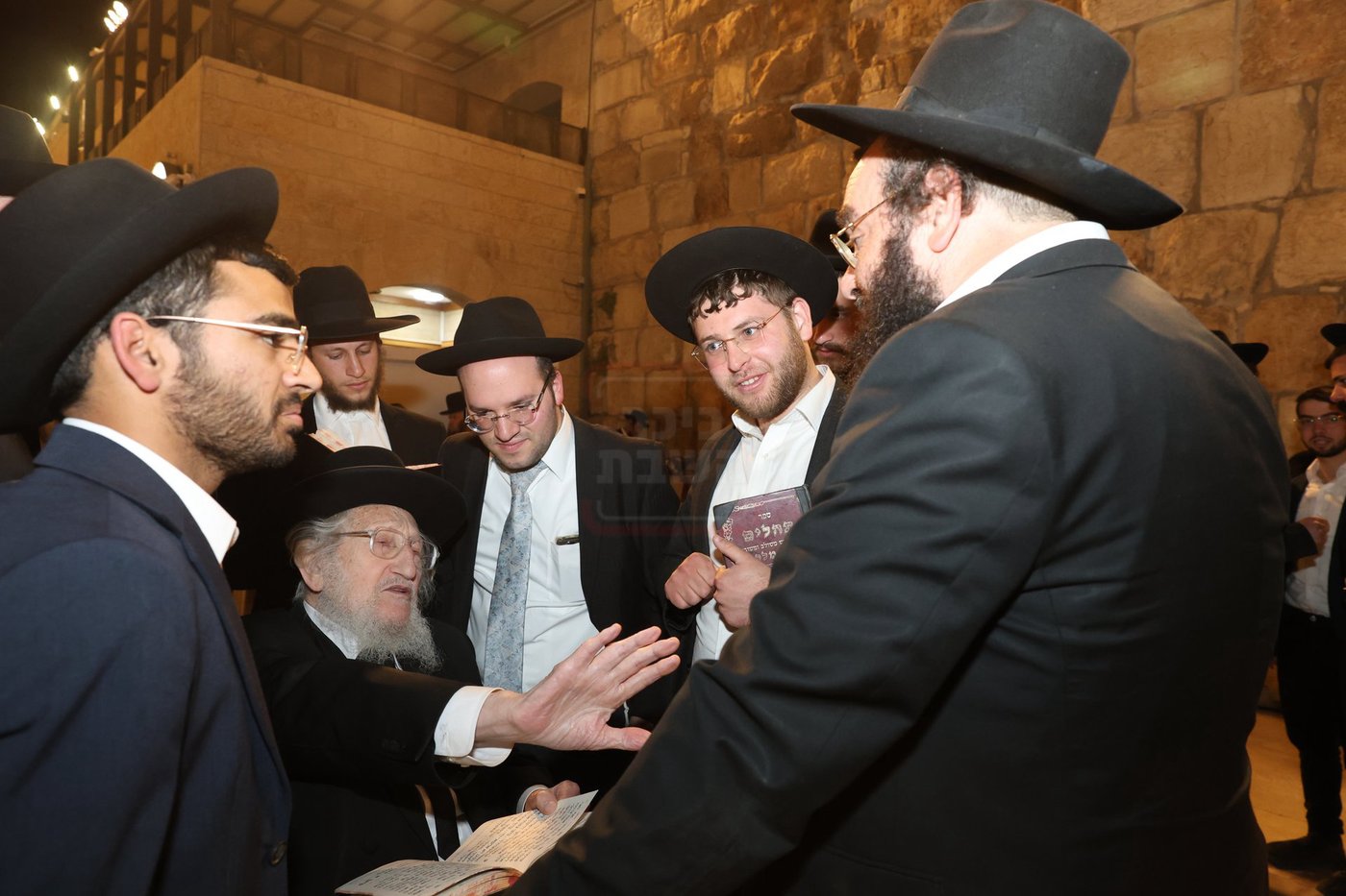 אדמורי"ם ורבנים בכותל - אסרו חג שבועות
