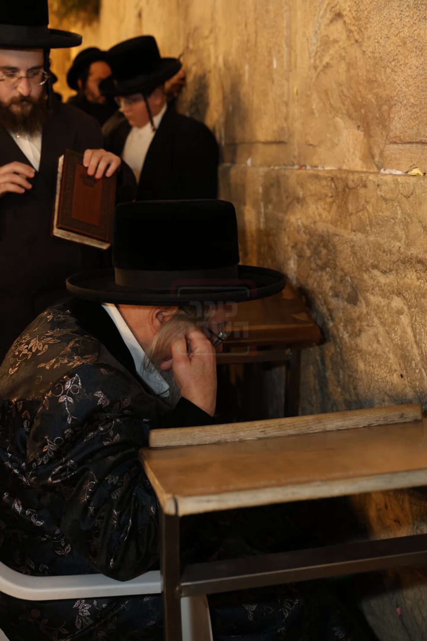 אדמורי"ם ורבנים בכותל - אסרו חג שבועות