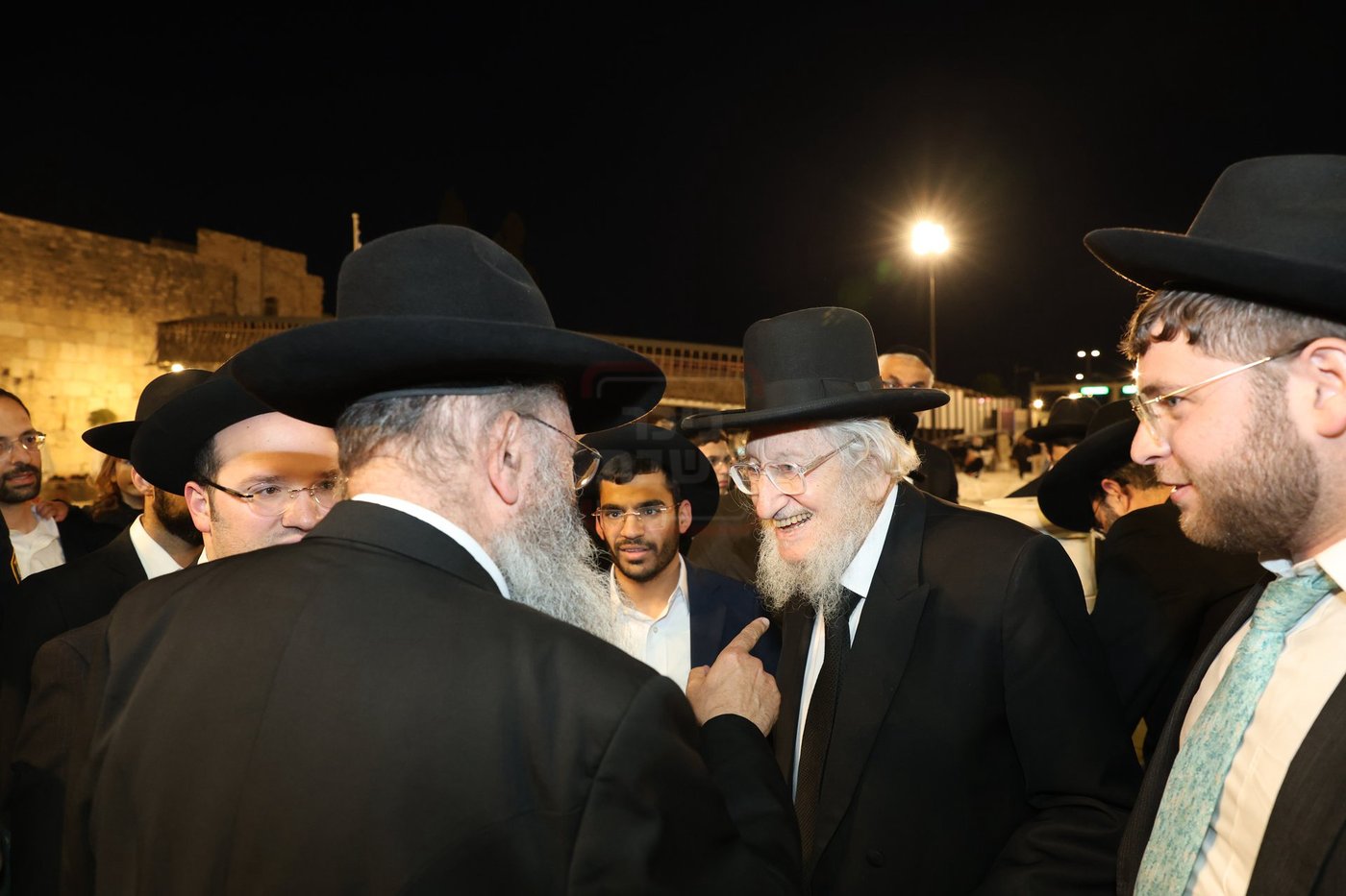 אדמורי"ם ורבנים בכותל - אסרו חג שבועות