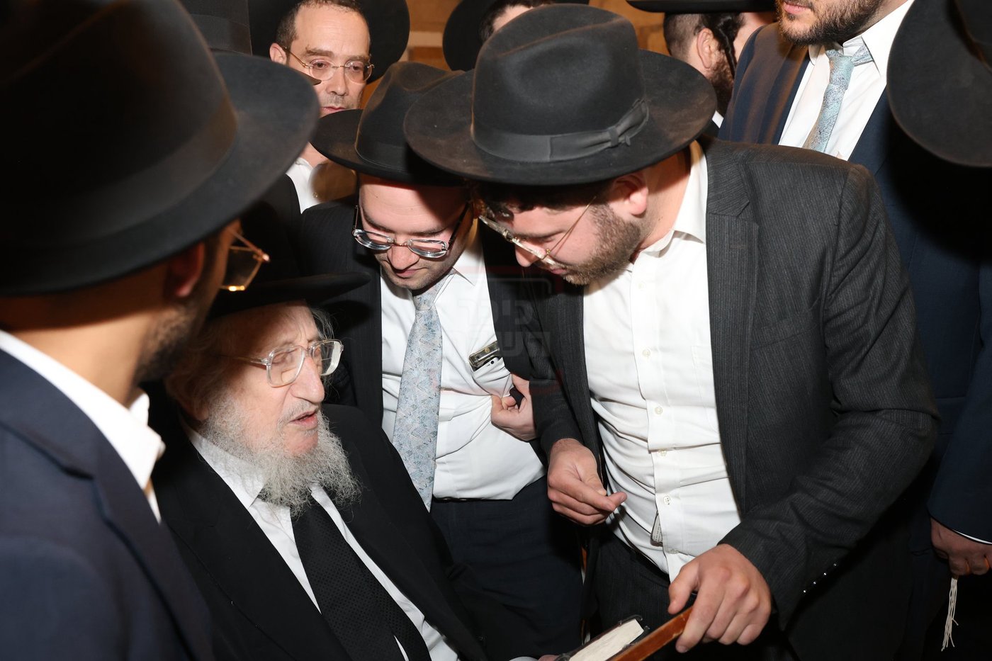 אדמורי"ם ורבנים בכותל - אסרו חג שבועות