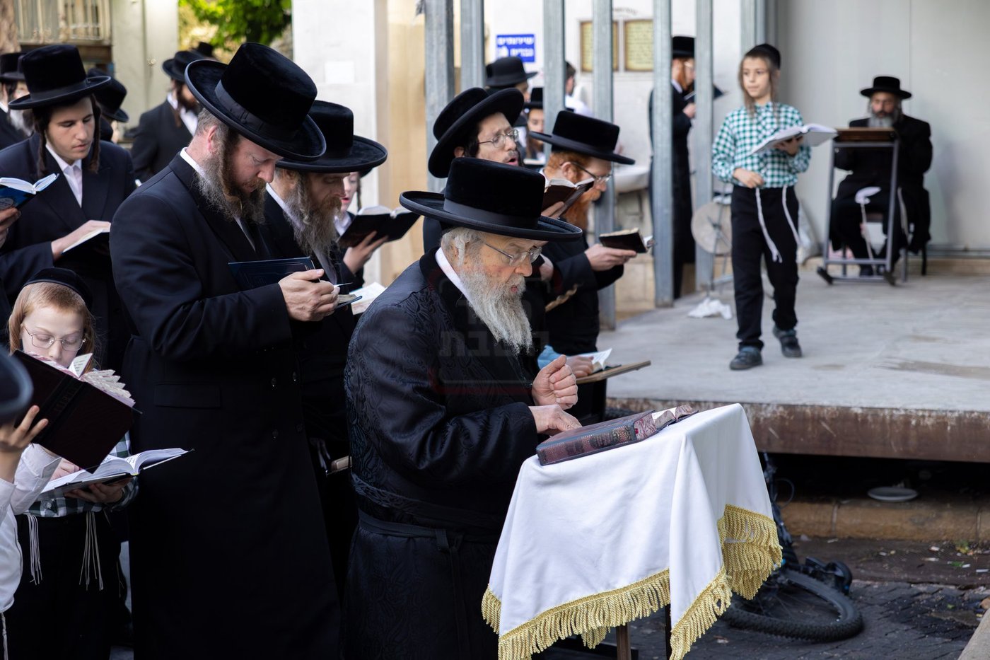 האדמו"ר מפינסק קרלין בקבר שמעון הצדיק