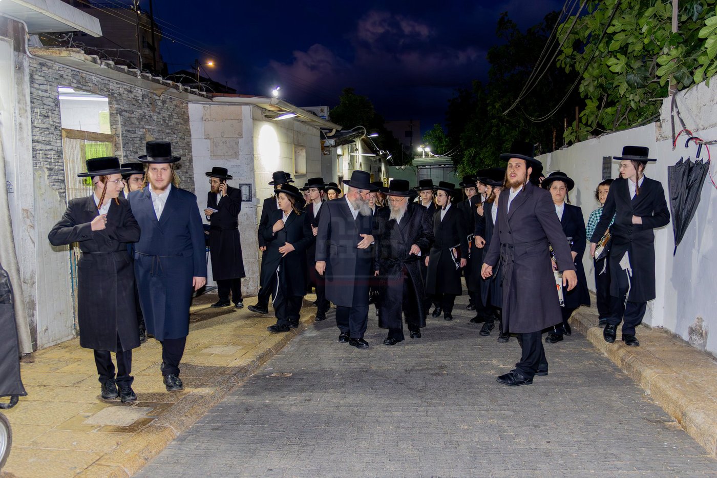 האדמו"ר מפינסק קרלין בקבר שמעון הצדיק