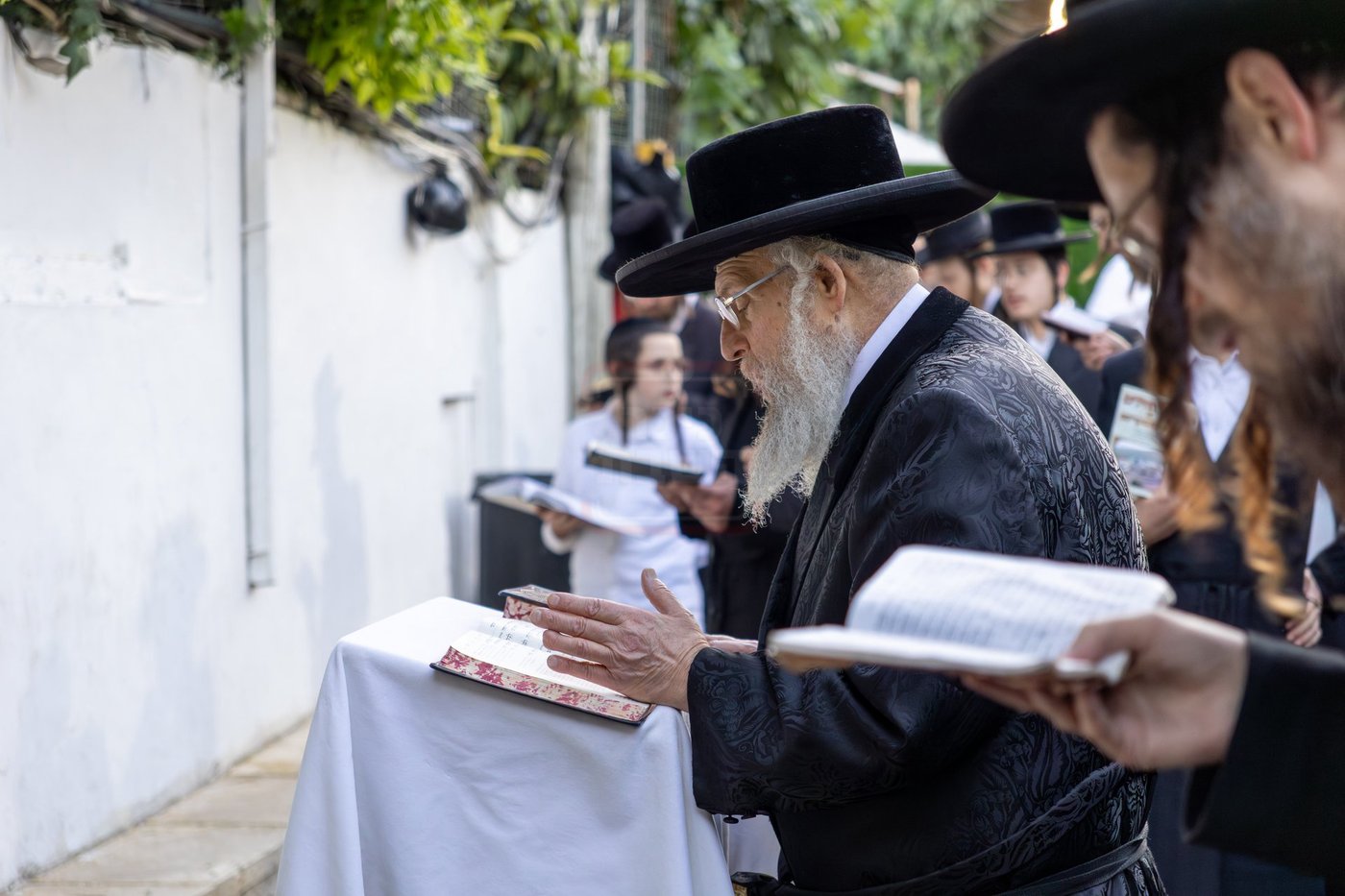 האדמו"ר מפינסק קרלין בקבר שמעון הצדיק