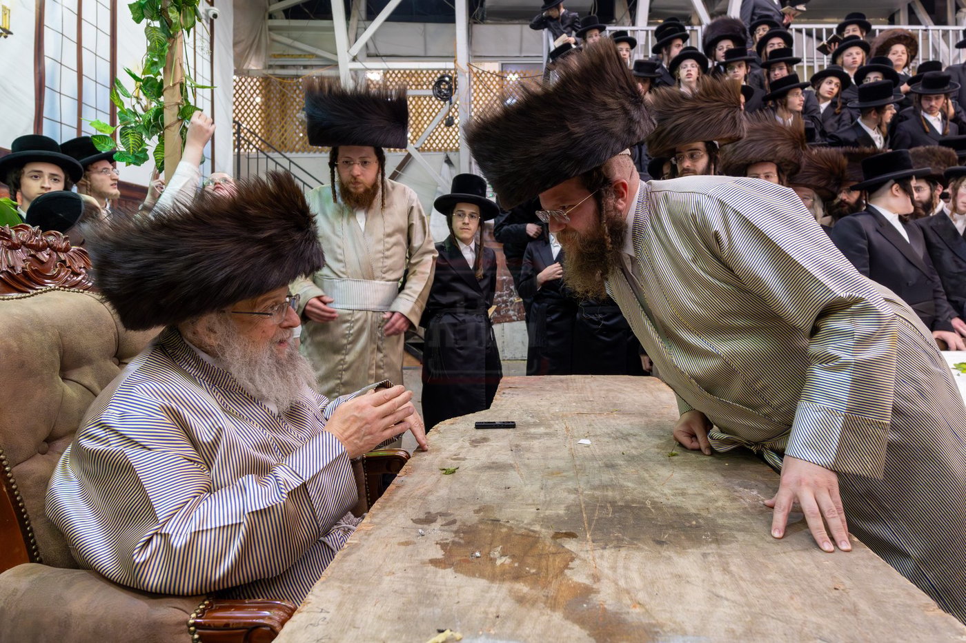 חסידי פינסק קרלין עוברים לברכת פרידה בצאת החג