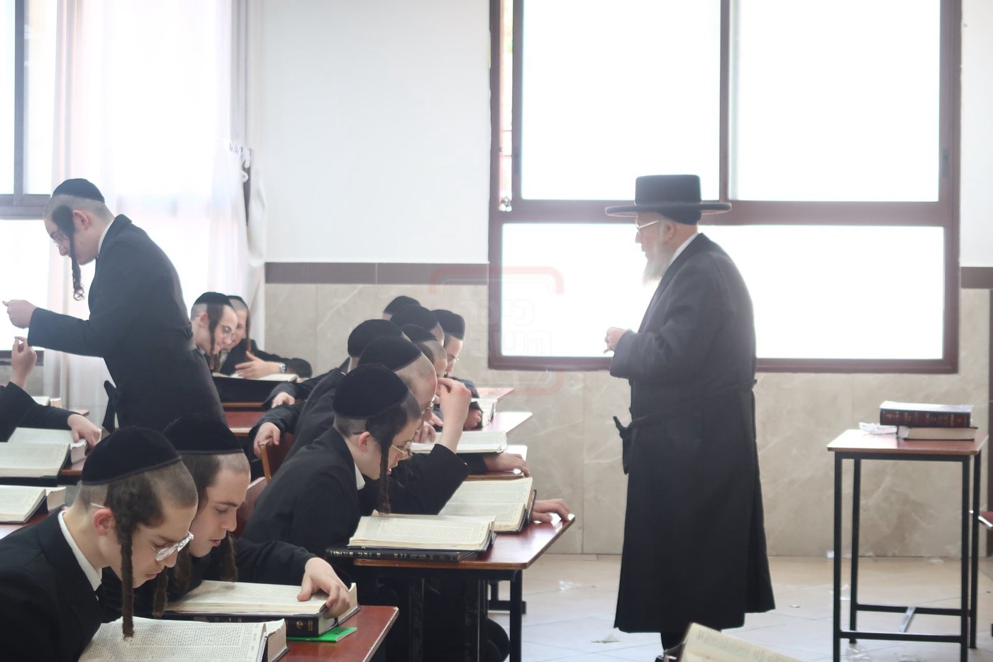 האדמו"ר מפינסק קרלין בביקור בישיבתו בביתר עילית