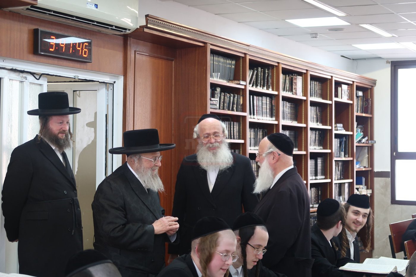 האדמו"ר מפינסק קרלין בביקור בישיבתו בביתר עילית