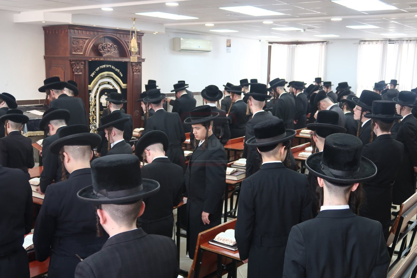 האדמו"ר מפינסק קרלין בביקור בישיבתו בביתר עילית