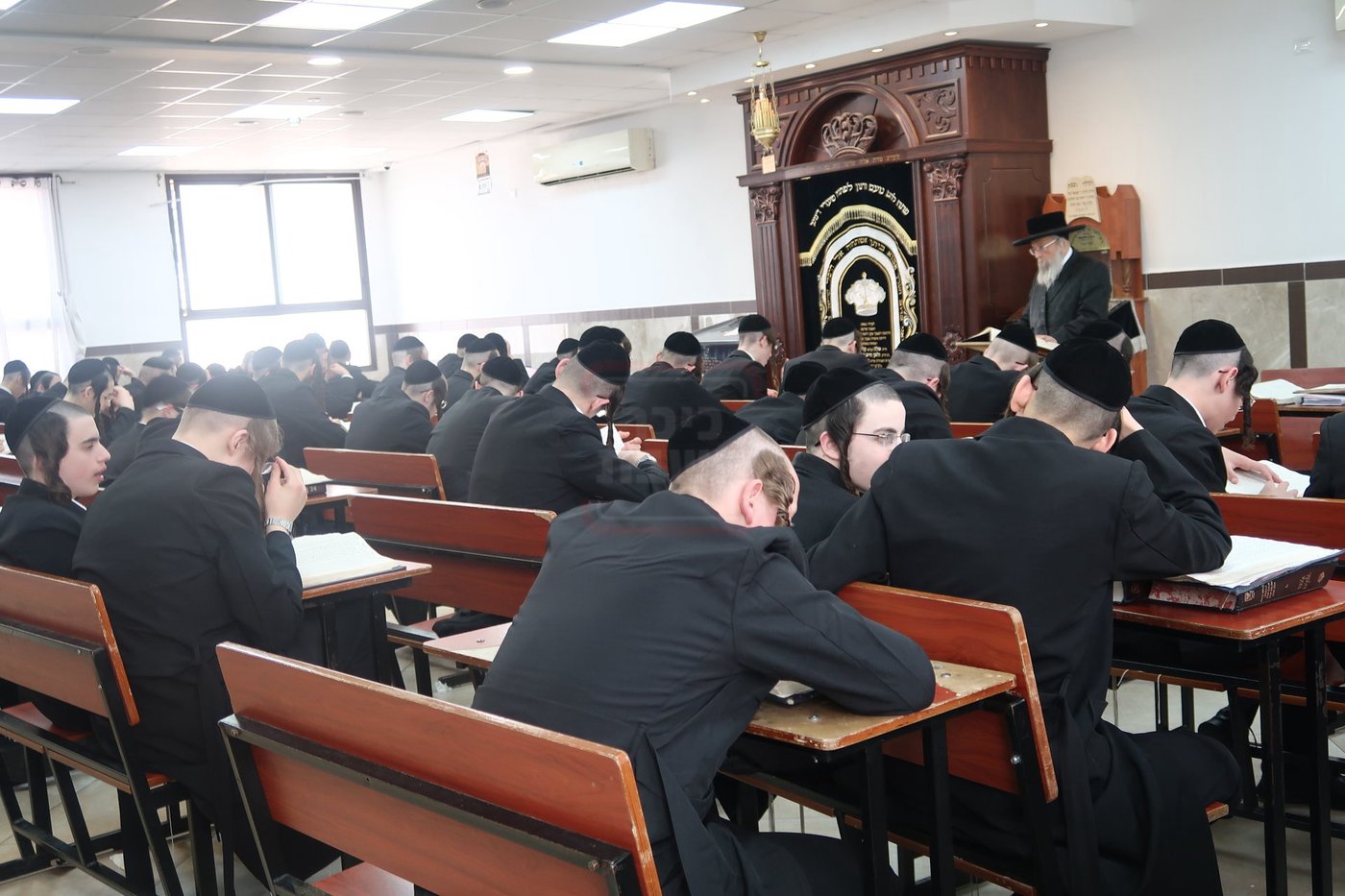 האדמו"ר מפינסק קרלין בביקור בישיבתו בביתר עילית