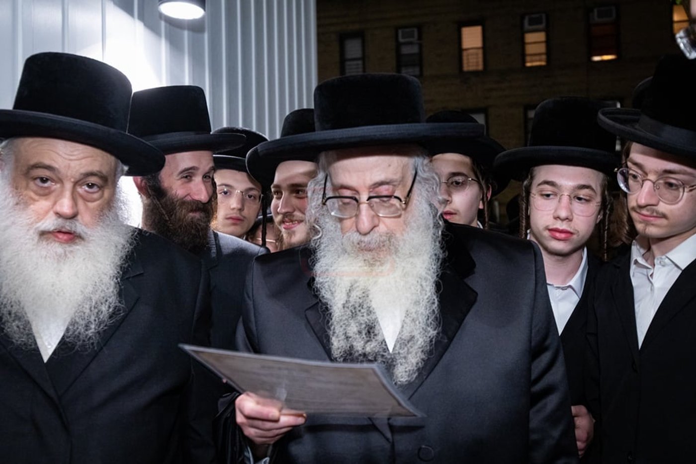 האדמו"ר מצאנז קלויזנבורג במצוות שילוח הקן