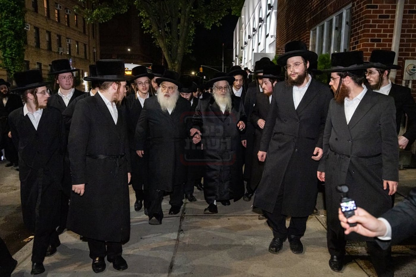 האדמו"ר מצאנז קלויזנבורג במצוות שילוח הקן