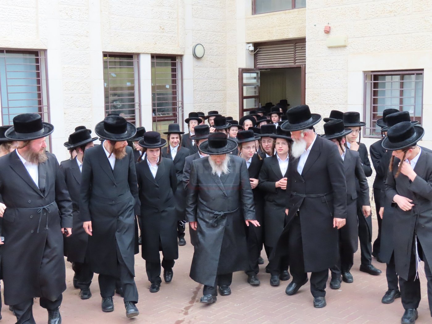 האדמו"ר מפינסק קרלין בביקור בישיבתו בביתר עילית