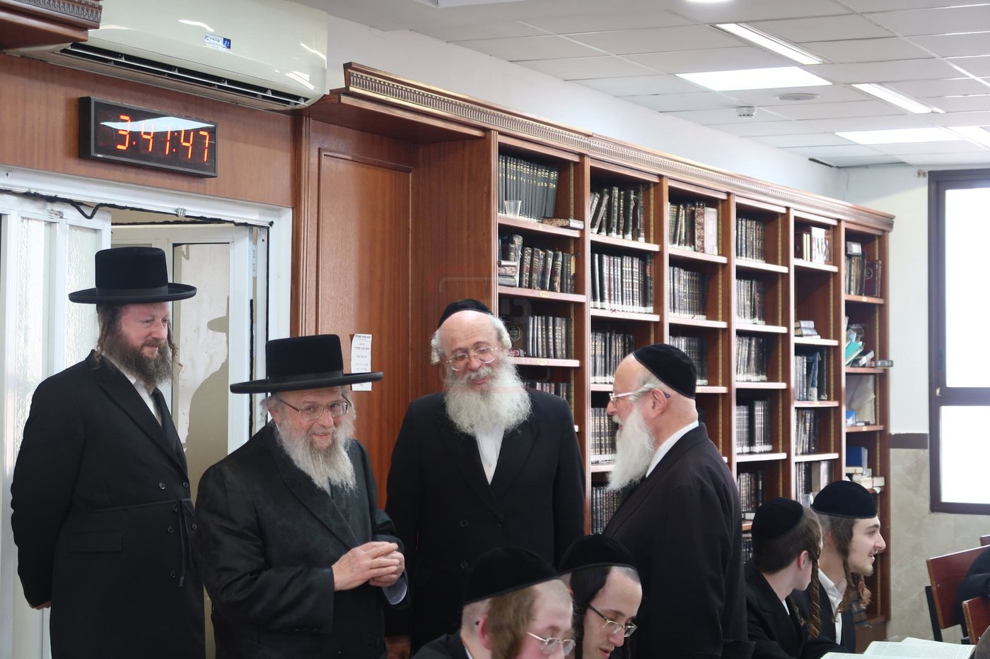 האדמו"ר מפינסק קרלין בביקור בישיבתו בביתר עילית