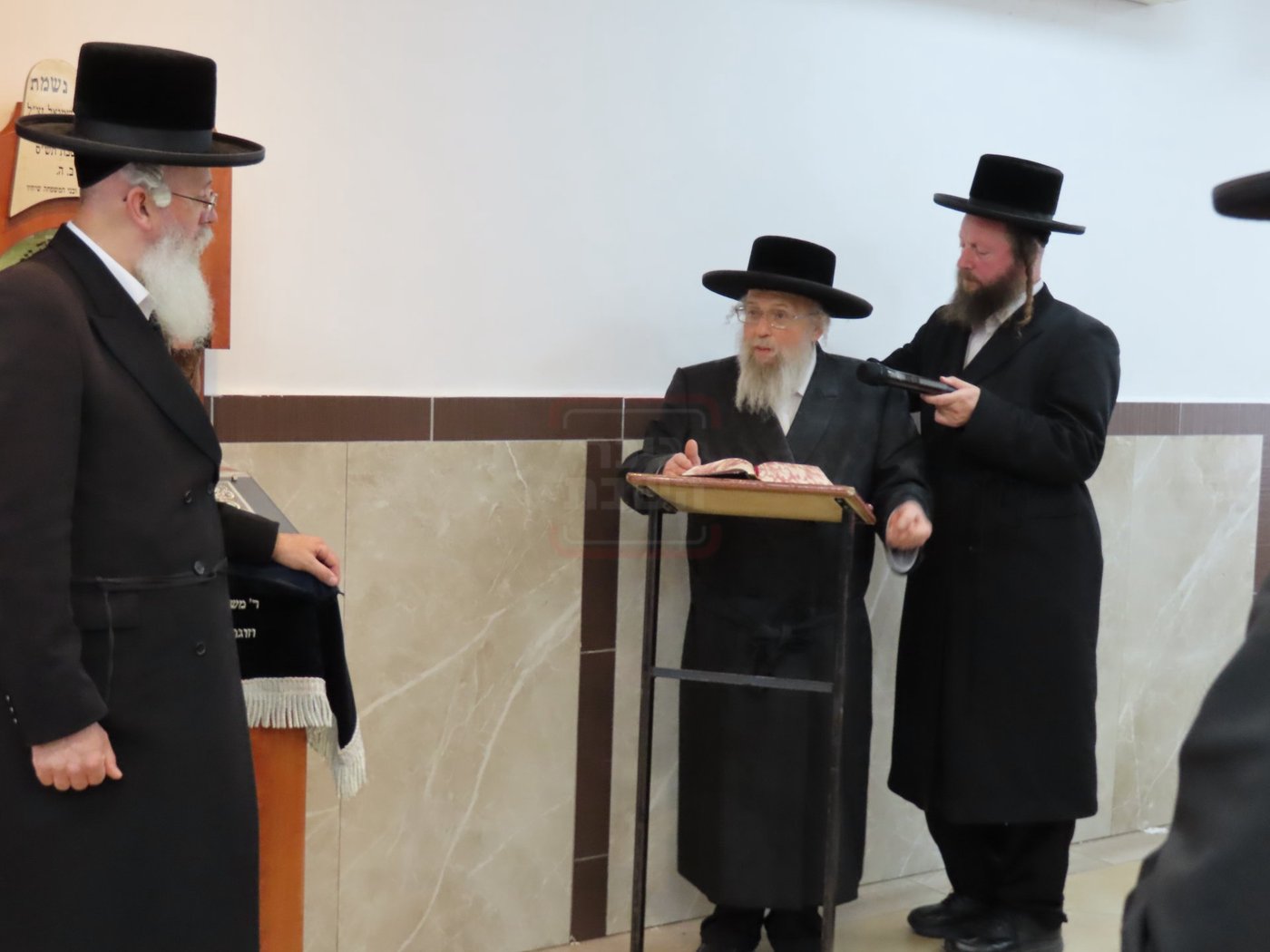 האדמו"ר מפינסק קרלין בביקור בישיבתו בביתר עילית