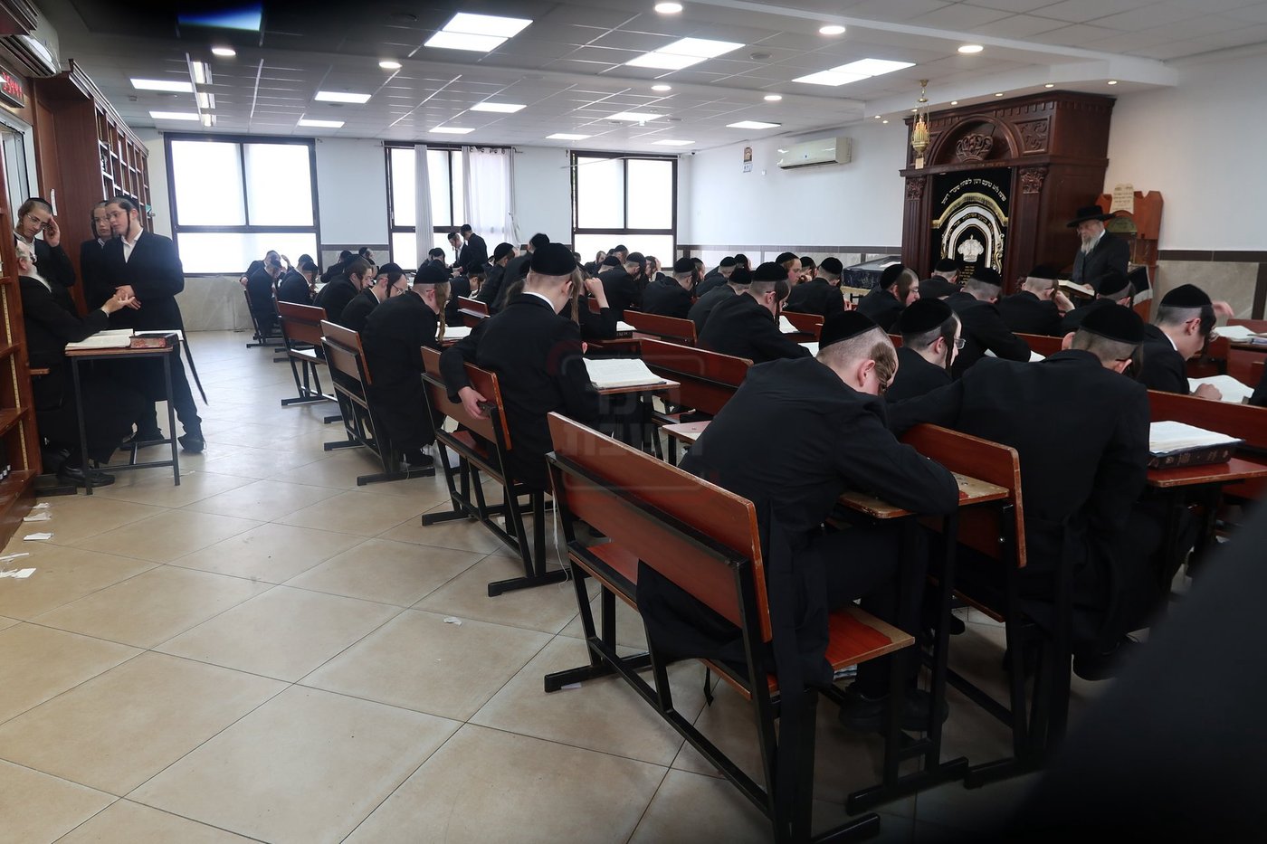 האדמו"ר מפינסק קרלין בביקור בישיבתו בביתר עילית