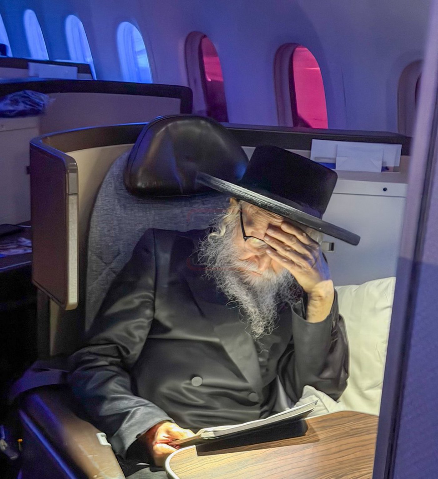 האדמו"ר מסערדאהעלי על המטוס בדרכו לארץ