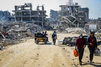 עזתים חוזרים להריסות בתיהם