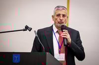 יהודה אבידן נואם באירוע של משרד הדתות