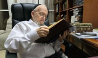 הגר"מ מאזוז שקוע בלימוד