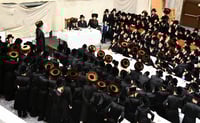 האדמו"ר מרחמסטריווקא שליט"א בשב"ק באלעד עם בחורי החסידות