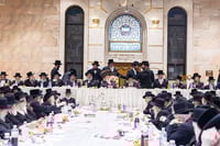 האדמו"רים ממונקאטש ודינוב בהילולת הרה"ק ה'מנחת אלעזר' זי"ע