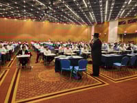 הרב הראשי הגר"ד לאו עם נבחנים לדיינות